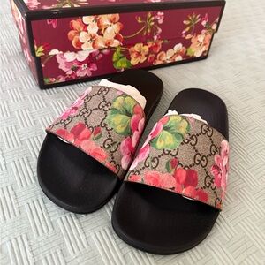 Gucci bloom slides 37